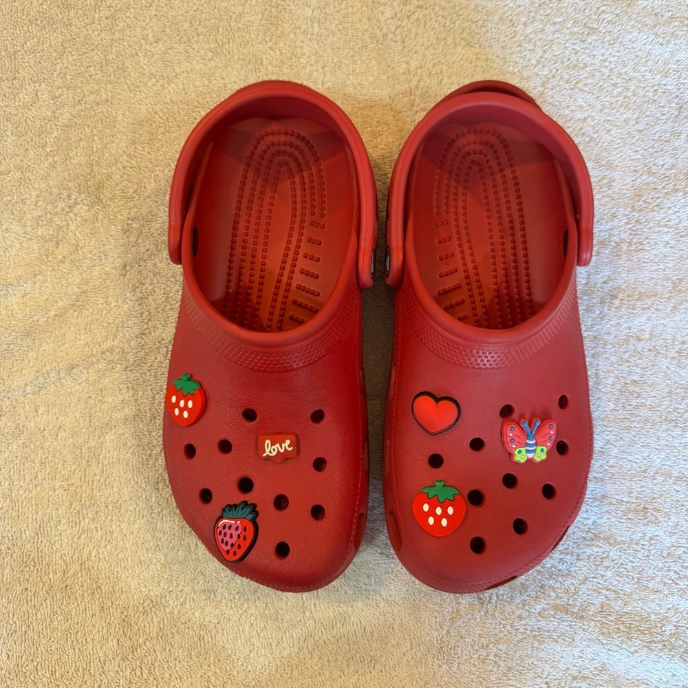 Crocs Classic Clog Red M7 W9 w/ Jibbitz Charms Strawberry‎ Butterfly Heart